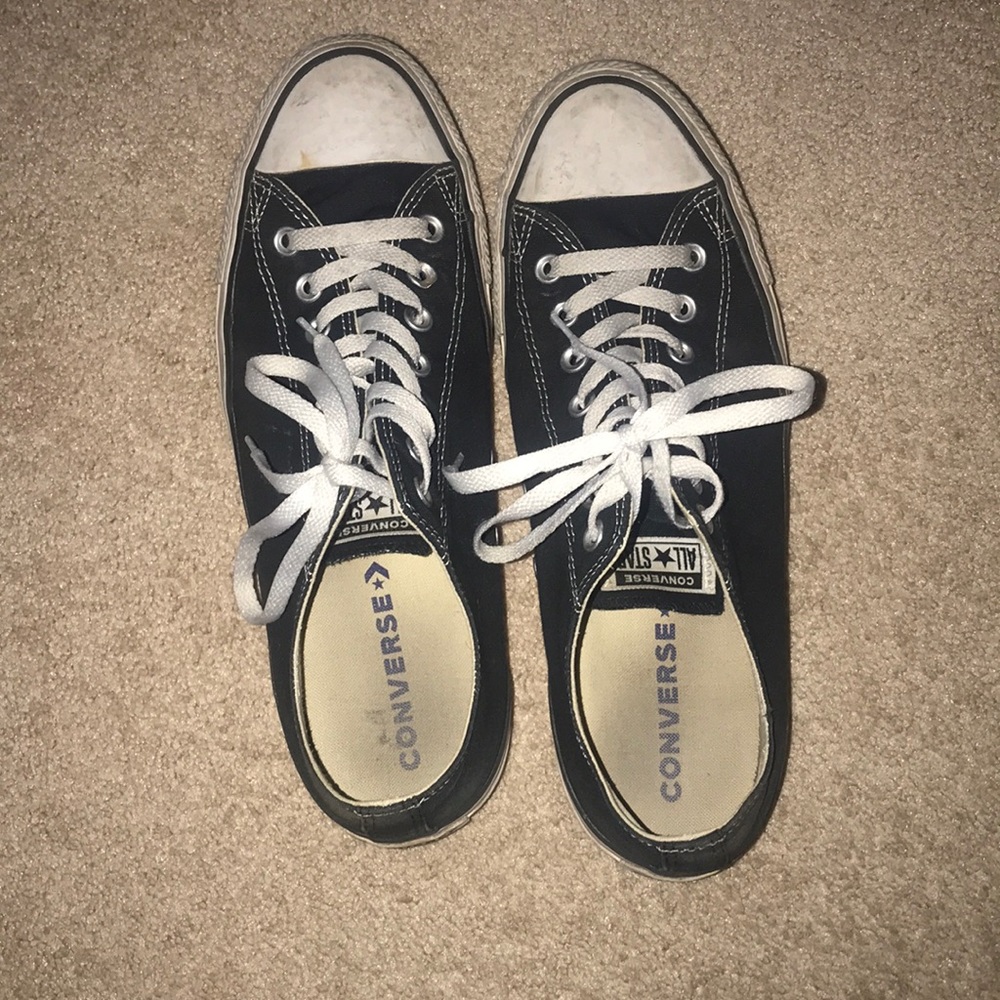 Black/white converse.